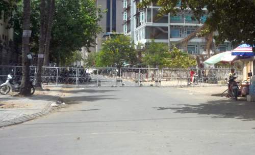 Razor wire barricades